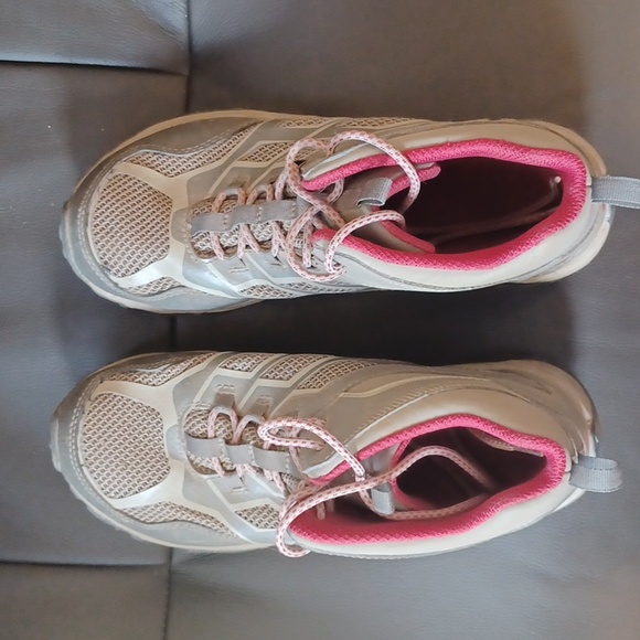 Merrell Boys Size 6 Hiking Shoes . Like New. - Picture 3 of 5